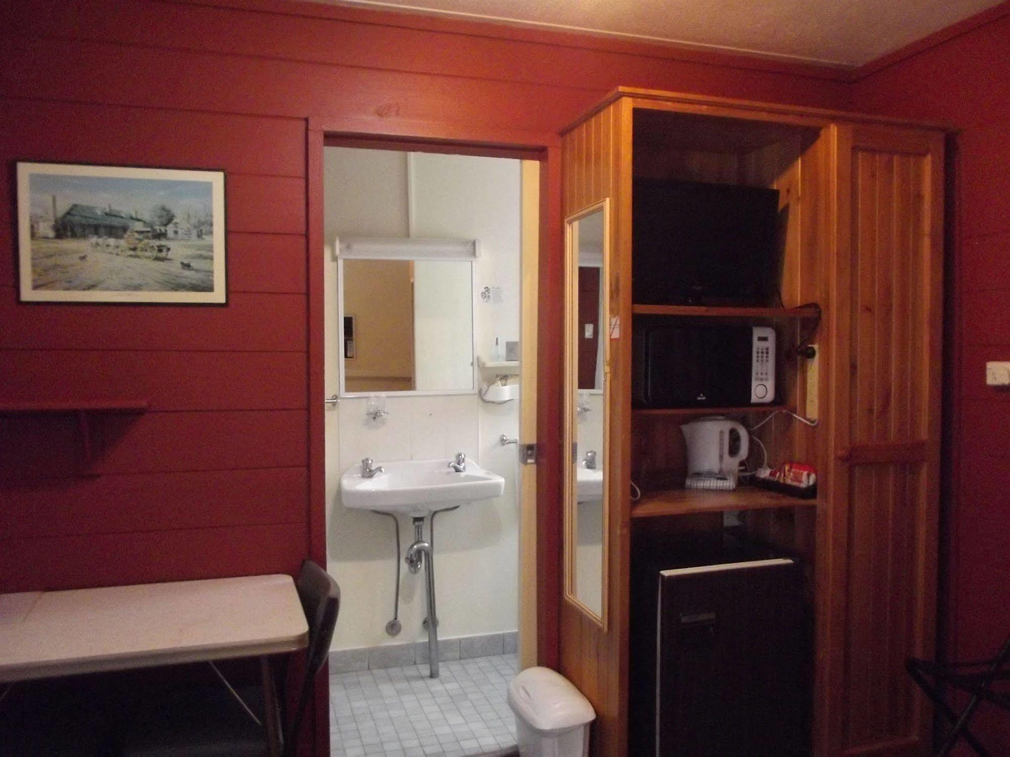 Red Cedar Motel Масуэллбрук Экстерьер фото
