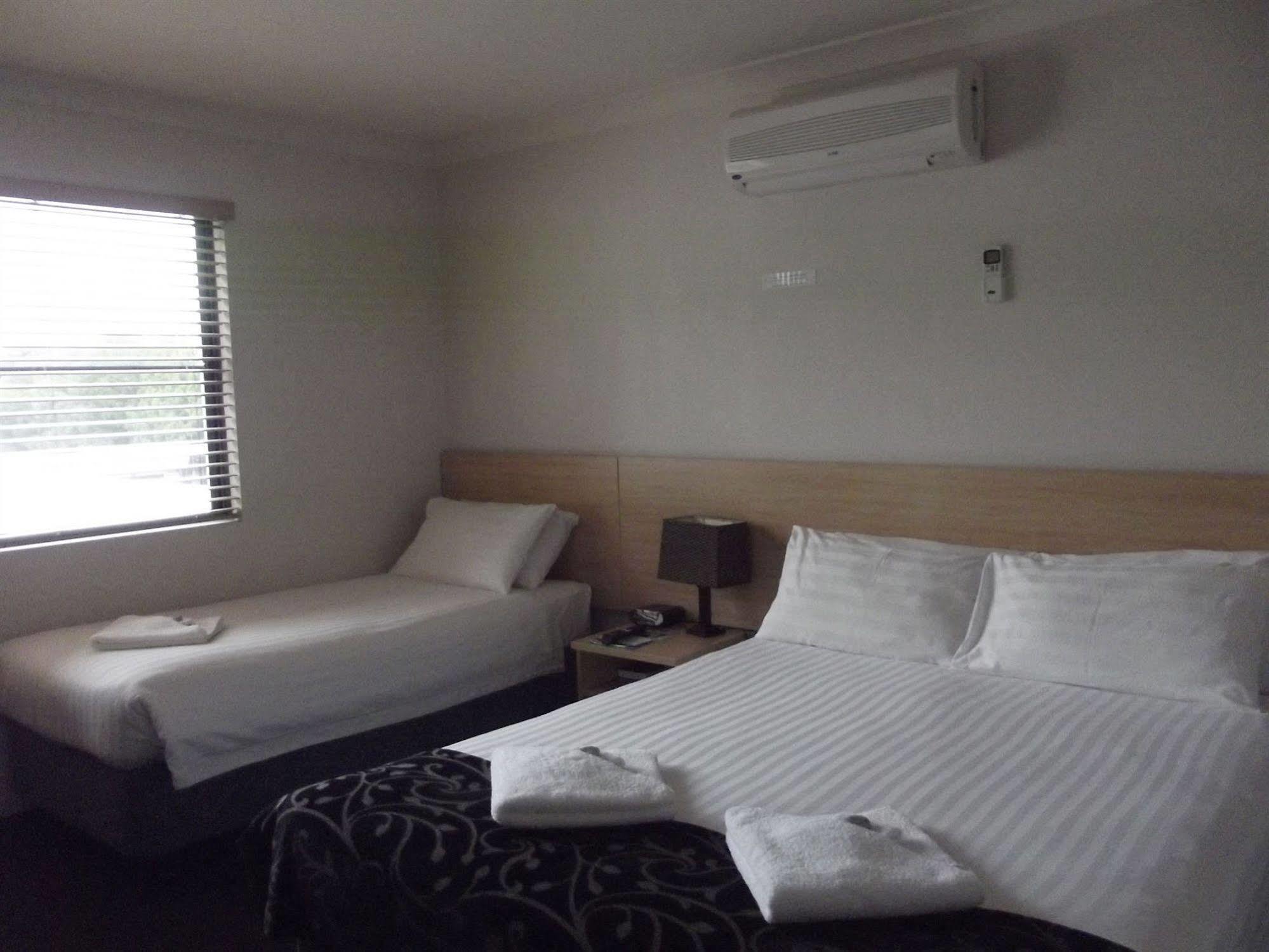 Red Cedar Motel Масуэллбрук Экстерьер фото
